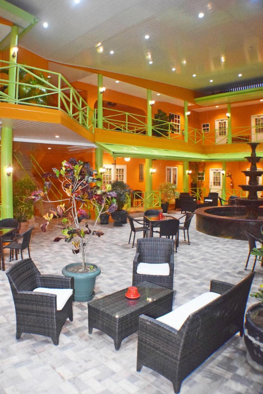 Beverly'S Oasis Suites 斯卡伯勒 外观 照片